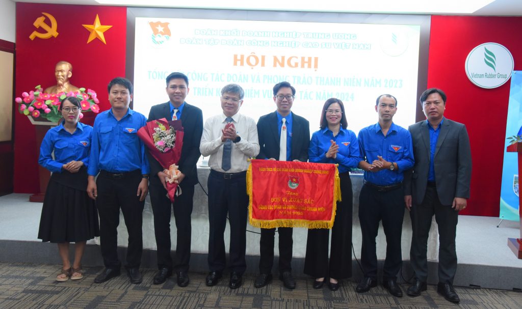 Đoàn Thanh niên VRG nhận cờ xuất sắc trong công tác Đoàn năm 2023